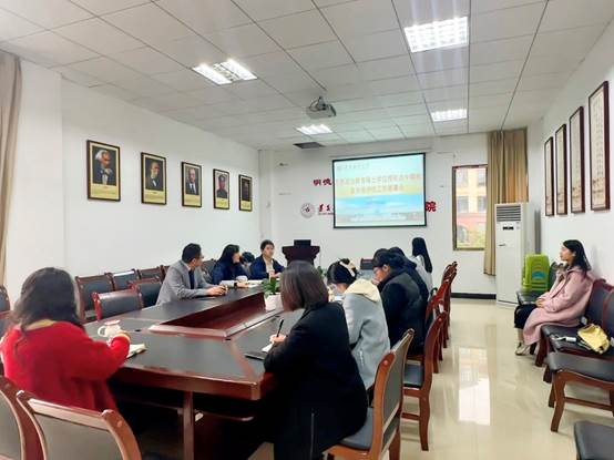 餐厅里的人们描述已自动生成